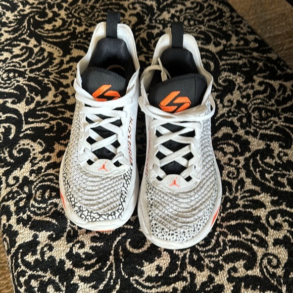 Boys Jordan Low Top Basketball Shoes - Picture 5 of 6